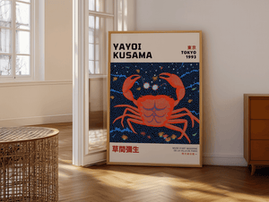Red Crab – Yayoi Kusama plakat med rød krabbe på blå baggrund og ikoniske prikker – moderne kunstplakat.