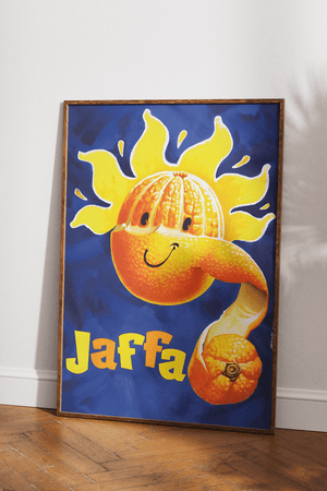 Farverig vintage plakat med glad appelsin og teksten "Jaffa" - retro reklameillustration pä blà baggrund.