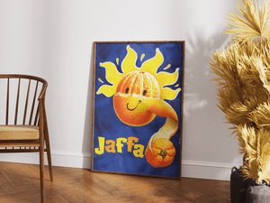 Farverig vintage plakat med glad appelsin og teksten "Jaffa" - retro reklameillustration pä blà baggrund.