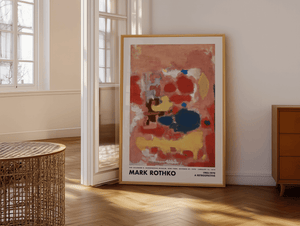 Farverig abstrakt plakat med røde, blå, gule og hvide former på en varm brun baggrund inspireret af Mark Rothkos ekspressive stil.