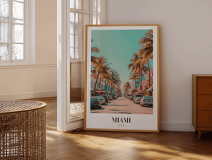 Miami USA byplakat med palmer og art deco bygninger – farverig rejseplakat.