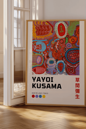 Give Me Love – Yayoi Kusama plakat med ikoniske farverige prikker – moderne kunstplakat i legende og grafisk design.