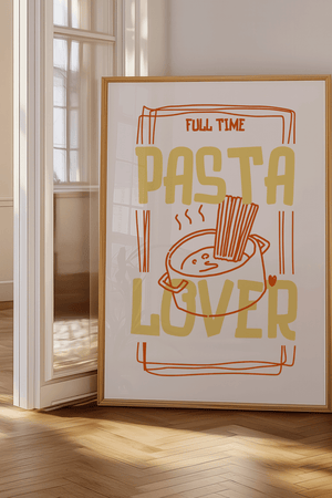 Full Time Pasta Lover plakat med gryde spaghetti og sjov tekst – køkkenplakat til pastaelskere.