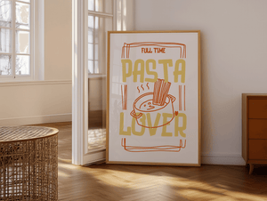 Full Time Pasta Lover plakat med gryde spaghetti og sjov tekst – køkkenplakat til pastaelskere.