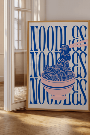 Noodles Bowl plakat med pink skål og blå nudler i grafisk pop-art design – sjov køkkenplakat til noodle lovers.