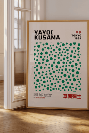 Dots in Green – Yayoi Kusama plakat med ikoniske grønne prikker i moderne, minimalistisk kunstdesign.