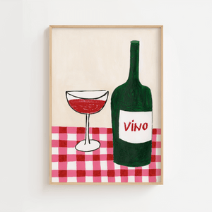 Illustration af rødvin i glas og grøn vinflaske med teksten ‘Vino’ på rød/hvid ternet dug – italiensk vinplakat.