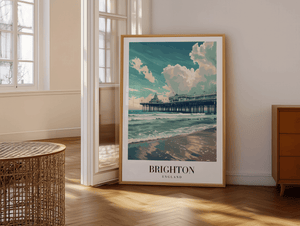 Brighton byplakat med Brighton Pier og havets bølger i blå nuancer.