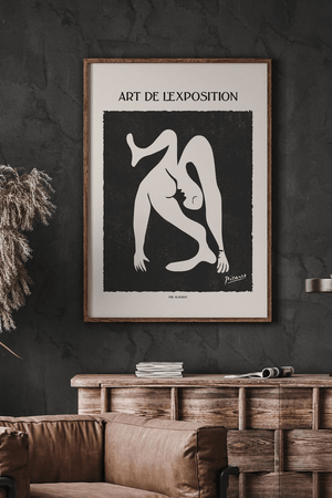 Picasso plakat med sort-hvid stregtegning af akrobatisk figur.


