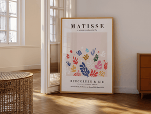 Matisse plakat med farverige, organiske bladformer i pastelfarver på lys baggrund – inspireret af Matisse’ papirklipkunst.