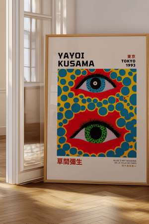 Tokyo Eyes – Yayoi Kusama plakat med farverige øjne og blå prikker på rød baggrund – moderne kunstplakat i grafisk stil.