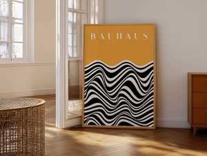 Yellow Waves – Bauhaus Plakat med sort-hvide bølger og gul baggrund.