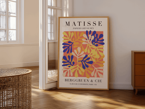 Colorful Paper Shapes Matisse plakat med farverige cut-out blade i blå, gul og orange.