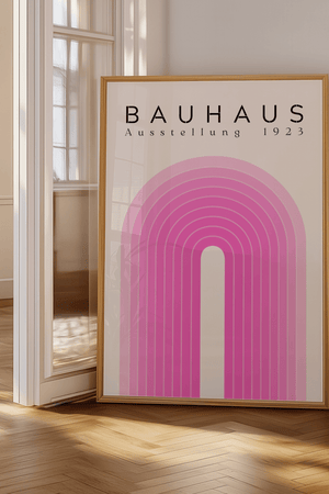 Pink Arch – Bauhaus Plakat med geometrisk buemotiv i pink nuancer.
