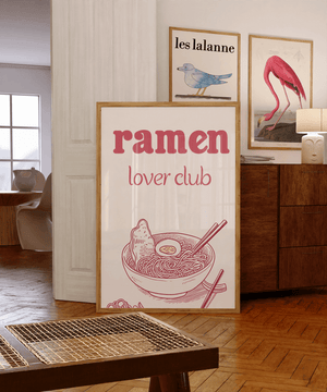 Plakat med ramen-skål, spisepinde og teksten “Ramen Lover Club” i lys træramme – sjov og dekorativ madplakat til køkkenet.