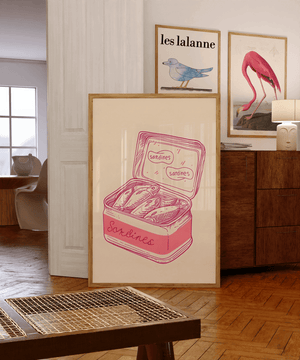 Retro plakat med pink tegning af sardiner i dåse – humoristisk køkkenplakat