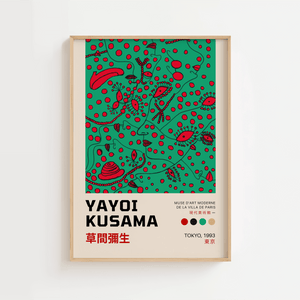 Green Vision – Yayoi Kusama plakat med grøn baggrund, røde prikker og sorte organiske former – farverig kunstplakat.