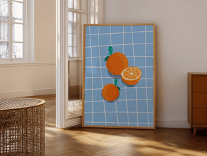 Oranges on Blue plakat med appelsiner på blå ternet baggrund – moderne frugt- og køkken plakat.