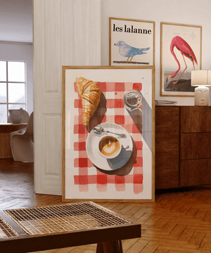 Plakat med croissant, cappuccino og rødternet dug i lys træramme – hyggelig fransk caféstemning til køkkenet