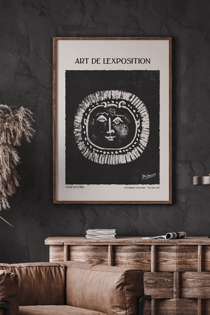 Sort-hvid Picasso plakat med keramisk solmotiv og Art de l’Exposition-tekst.