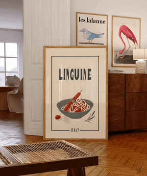 Dekorativ plakat med en skål linguine pasta og tomatsauce. Perfekt italiensk madplakat til køkken, spisestue eller gave til madelskere
