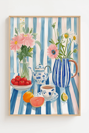 Plakat med blomster, tepotte, te og frugter på stribet dug i blå og rosa nuancer – dekorativ og sommerlig køkkenplakat.

