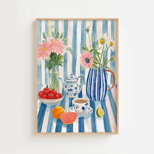 Plakat med blomster, tepotte, te og frugter på stribet dug i blå og rosa nuancer – dekorativ og sommerlig køkkenplakat.


