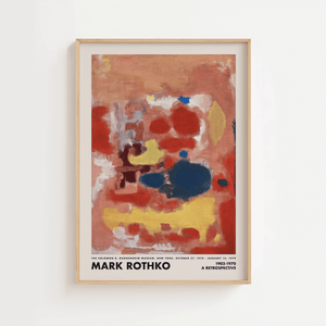 Farverig abstrakt plakat med røde, blå, gule og hvide former på en varm brun baggrund inspireret af Mark Rothkos ekspressive stil.