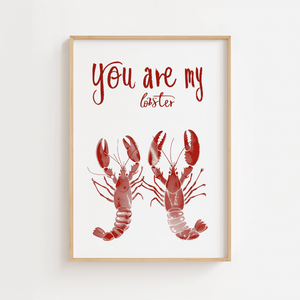 Plakat med teksten “You Are My Lobster” og to røde hummere i lys træramme – romantisk og sjov vægdekoration.

