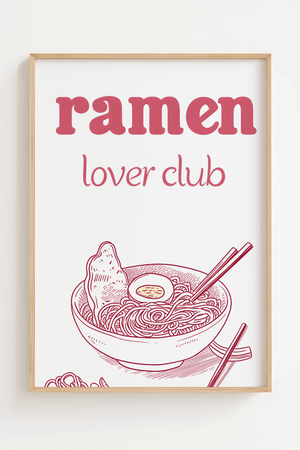 Plakat med ramen-skål, spisepinde og teksten “Ramen Lover Club” i lys træramme – sjov og dekorativ madplakat til køkkenet.

