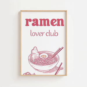 Plakat med ramen-skål, spisepinde og teksten “Ramen Lover Club” i lys træramme – sjov og dekorativ madplakat til køkkenet.

