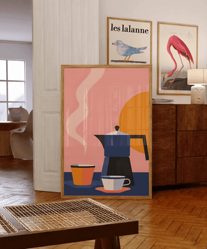 Plakat med moka-kande, kaffekopper og solrig baggrund i moderne farver – perfekt køkkenplakat.

