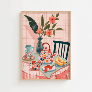 Lyserød køkkenplakat med blomster, tepotte, kopper og frisk frugt på dækket bord – hyggelig morgenmadsstemning.