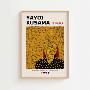 Yellow Portrait – Yayoi Kusama plakat med gule prikker og grafisk portræt uden ansigt – moderne kunstplakat i ikonisk design.