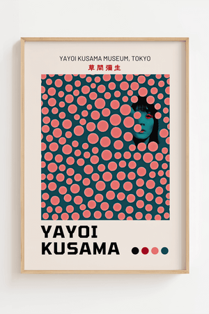 Hidden Face – Yayoi Kusama plakat med ikoniske prikker og skjult ansigt i farverigt grafisk design – moderne kunstplakat.