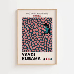 Hidden Face – Yayoi Kusama plakat med ikoniske prikker og skjult ansigt i farverigt grafisk design – moderne kunstplakat.