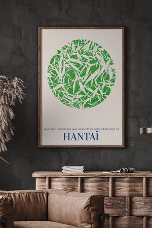 Abstrakt Hantaï plakat med grøn cirkel og tekst, indrammet og placeret i moderne, lys stueindretning.