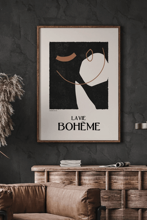 La Vie Bohème plakat med sort baggrund og abstrakt linjetegning inspireret af Galerie Maeght, hængende i moderne stue.