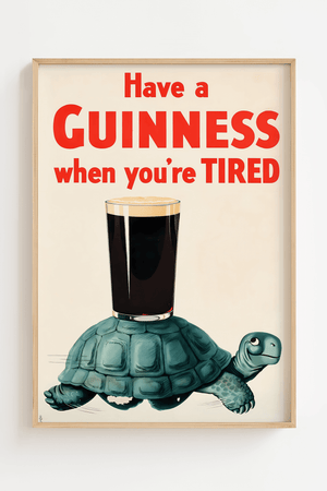 Vintage Guinness plakat med skildpadde og ølglas på ryggen – retro reklame med teksten "Have a Guinness when you're tired".

