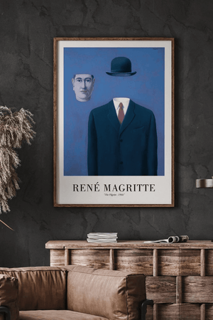 René Magritte plakat med surrealistisk mand i jakkesæt uden hoved og en svævende bowlerhat på blå baggrund.

