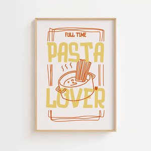 Full Time Pasta Lover plakat med gryde spaghetti og sjov tekst – køkkenplakat til pastaelskere.