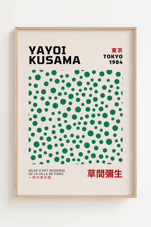 Dots in Green – Yayoi Kusama plakat med ikoniske grønne prikker i moderne, minimalistisk kunstdesign.