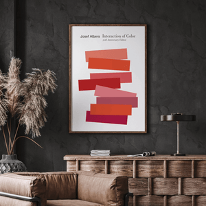Josef Albers plakat med Interaction of Color motiv i røde og pink nuancer.

