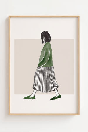 Walking Lady Lagom plakat med minimalistisk illustration af kvinde i grøn bluse og stribet nederdel.