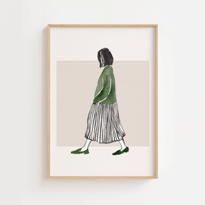 Walking Lady Lagom plakat med minimalistisk illustration af kvinde i grøn bluse og stribet nederdel.