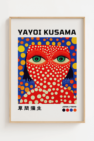 Dotted Face – Yayoi Kusama plakat med farverigt portræt og grønne øjne dækket af ikoniske prikker – moderne kunstplakat.