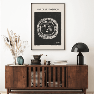 Sort-hvid Picasso plakat med keramisk solmotiv og Art de l’Exposition-tekst.
