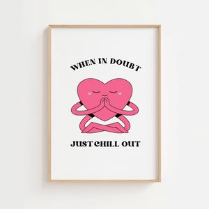 Plakat med teksten “When in Doubt – Just Chill Out” i farverig, legende stil – perfekt som budskabsplakat med rolig energi.

