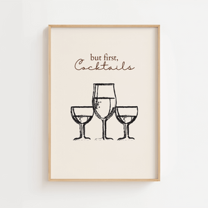 Minimalistisk plakat med tre cocktailglas og teksten “But first, Cocktails” i håndtegnet stil
