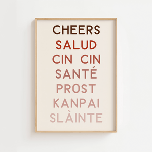 Typografisk plakat med ordet “skål” på otte sprog i rød og rosa farveskala

